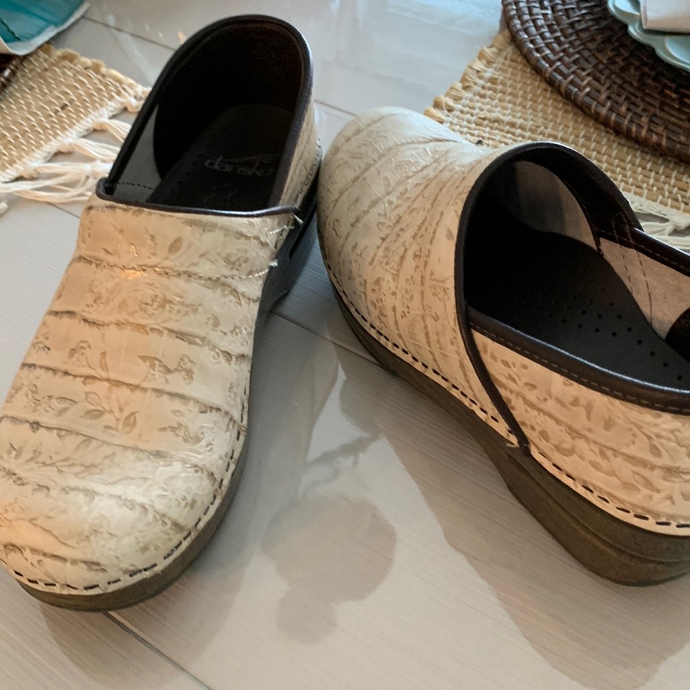 Dansko Floral Sand